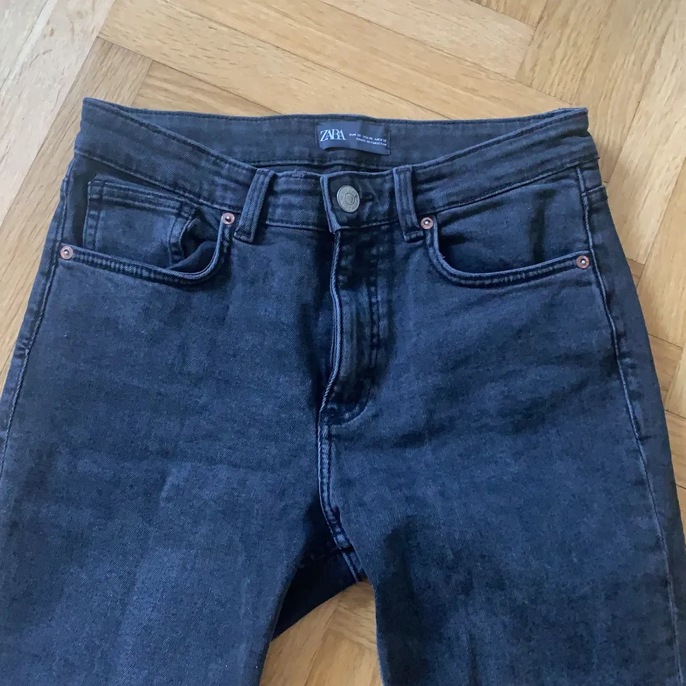 Snygga jeans som är tajta och ganska korta och avklippta där nere. Jeans & Byxor.