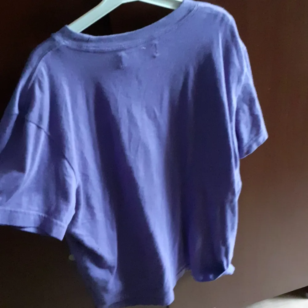 En lila adidas t-shirt i strl s . T-shirts.