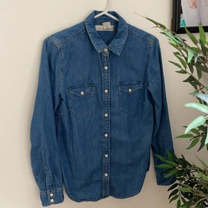 Jeansskjorta - En jättefin jeansskjorta köpt från H&M. Säljer den då den inte passar min stil längre