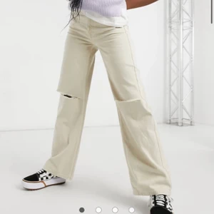 Storlek 32  - Har precis köpt dessa byxor från bershka men dem var tyvärr för små. Aldrig använt dem och lapp finns kvar. Budgivning i kommentarerna, startpris 200. Öka med minst 10kr. Frakt ingår inte 