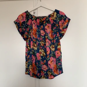 Blommig blus - Blommig topp från mango jättefint skick, passar även xs