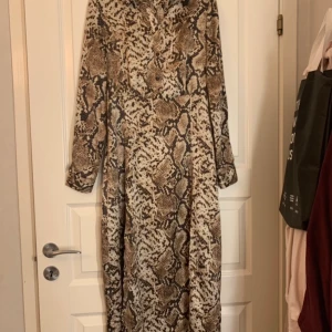 Klänning vero moda  - Använd 2 gånger. Den har 2 stycken slits ifram, klänningen sitter väldigt fint på men den passar inte riktigt mig därför säljer jag den 