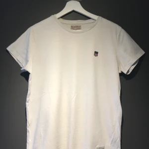 Vit t-shirt  - Säljer vit t-shirt i fint skick, använd max 10 tillfällen. 