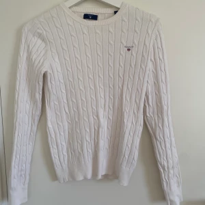 Gant tröja  - En fin vit stickad gant tröja. Väldigt bra skick. Passar mig som har storlek S. Sätter sig fint efter kroppens form och materialer är stretchigt. Skick : 10/10. Vid intresse kan fler bilder skickas 