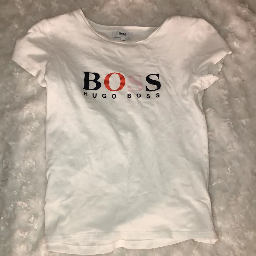 Fin hugo boss T-shirt!🤍. T-shirts.