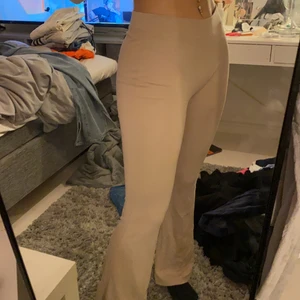 Beiga bootcut/flare byxor - Supersköna bootcut/flare byxor från Gina Tricot i storlek S. Minns ej nypris men är relativt använda därav nån lös tråd. Skriv för fler bilder/info💕