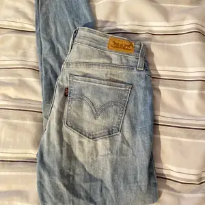 Så snygga Levis jeans i en sån snygg ljusblå tvätt samt low-waist!! Skulle säga att dem passar till 160-172 som Max (såklart beroende på hur man vill att de ska sitta) säljer pga för små för mig😞 köparen står för frakten ❤️