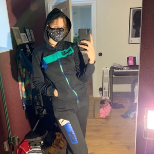 Puma huvtröja - Jätteskön tröja man kan ha som en vanlig skön tröja eller träna med. Använd ca 3-5 gånger och väldigt mjuk och i bra skick. Byxorna går att köpa i förra inlägget!