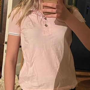 Pikétröja  - En fin rosa pikétröja köpt för ridning. Frakt tillkommer 