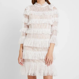 By malina klänning - Klänning från by malina  som passar till studenten till exempel <3 använd en gång! Har en söm i underklänningen som jag kan skicka bild på men som inte syns när man har på sig klänningen. Har sytt upp underkjolen för att den ska passa mig (160cm).  (Jag hade ett skärp i midjan för att göra den kortare se bild 2)