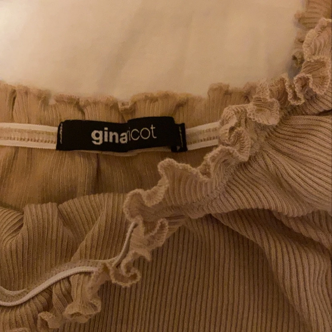 beige off-shoulder tröja  - 90