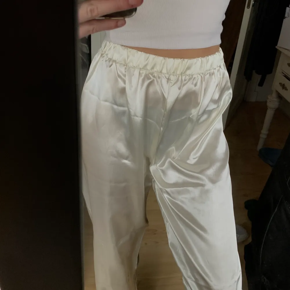 Så fina byxor i vitt silke! Lite korta på mig i benen som är 1.76 cm lång, annars helt perfekta! Stretchiga i midjan💕. Jeans & Byxor.