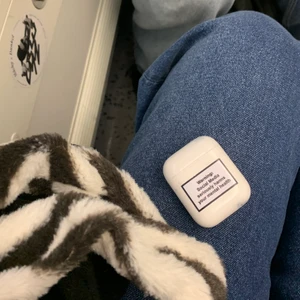 Klistermärken - Säljer utifrån mitt UF företag som heter Prata Ut. 7 olika klistermärken i små och stor storlek. Liten 10kr och stor 15kr. DMa för bättre bilder eller om ni har några funderingar 🥰🥰 Köparen står för frakt: 11kr 🧚🏽‍♀️