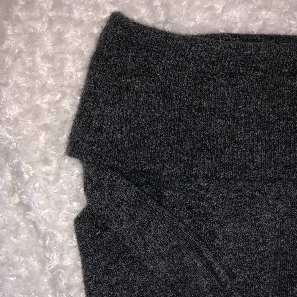 Supermysig mörkgrå off-shoulder tröja som sitter bra över axlarna☺️ är i XS men passar även S och M 🙌. Tröjor & Koftor.