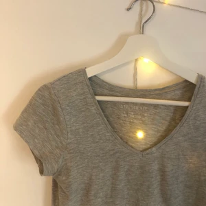 Grå t-shirt  - V-ringad grå t-shirt🤍 Bekväm och knappt använd, är i stolek 36 men passar även mig som normalt har 38❣️