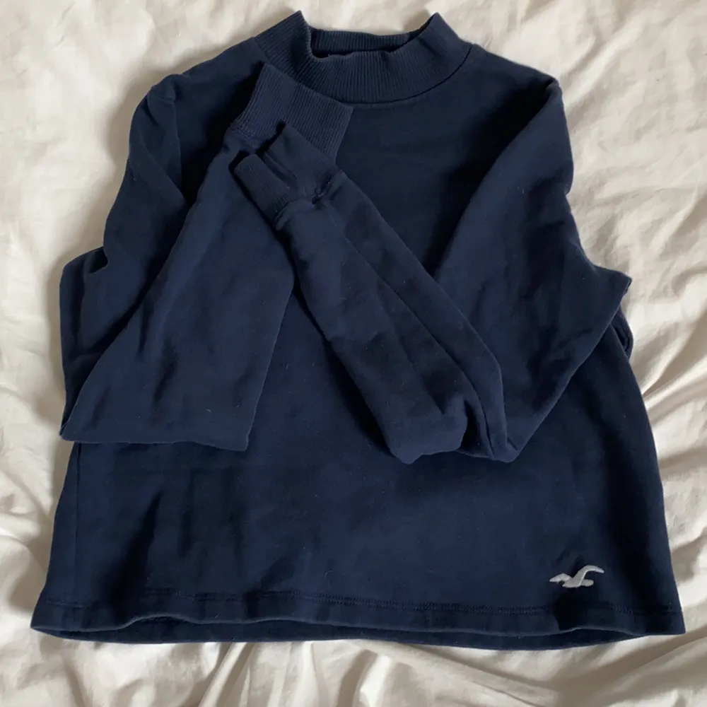 Mörkblå polo tröja från hollister. Använd fåtal gånger så den är i fint skick💕💕. Blusar.