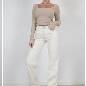 Lexi cream Jeans från Venderbys - Supersnygga jeans från märket vernderbys som tyvärr var för små för mig. De är i storlek S men var lite för tajta på mig som vanligtvis har S-M. Jag har bara använt dem en gång och prislapp är fortfarande kvar!🥰