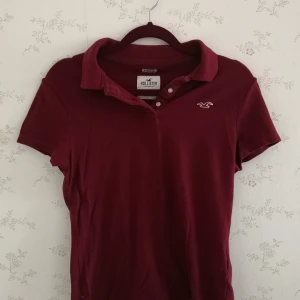 Piké HOLLISTER - En jättefin vinröd piké tröja från hollister som känns stretchig och skön i tyget. Storlek M. 