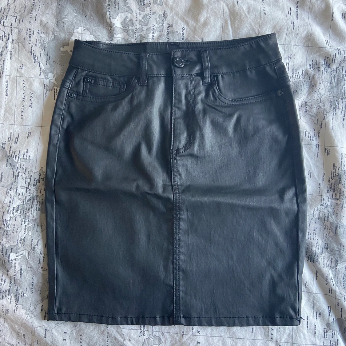 Svart skinnkjol från Noisy May  - 90