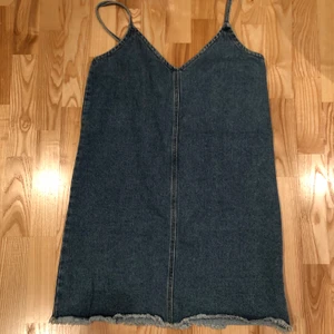 Jeans klänning v-ringad somrig  - Fint skick.