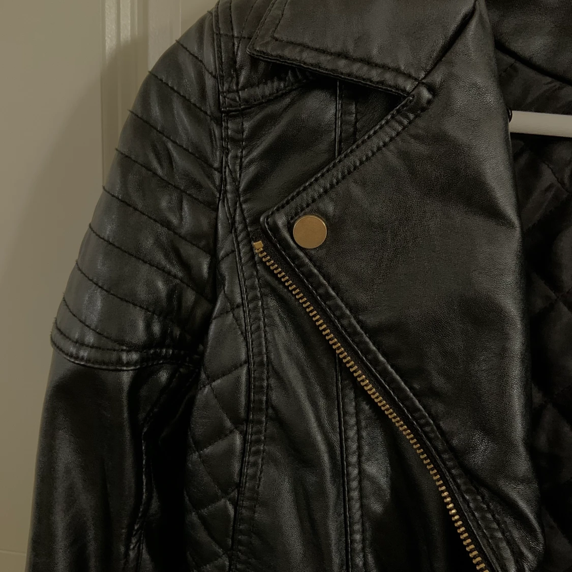 En svart skinnjacka  - 91