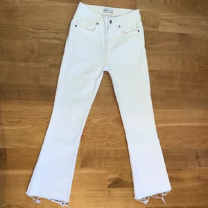 Jeans - Snygga vita jeans från Zara. Endast använda ett fåtal gånger. Hör av dig vid intresse. Köparen står för frakten. 