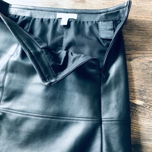 Kjol - Fuskskinn i stl 36