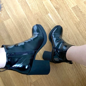 Lackade ankleboots strl 38 - Sjukt snygga lackade ankleboots i Strl 38 från H&M. Testat att gå i dom 1 gång men kan tyvärr inte gå i klackskor så använder dom aldrig :( så praktiskt taget nya, köpta för 350kr.