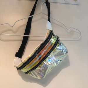 Magväska holographic - Använd men i fint skick 