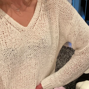 Vit stickad - Superfin vit stickad tröja från Gina Tricot som passar superbra till sommaren när man behöver en tjockare tröja på kvällarna!!