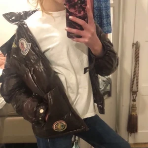 Moncler Jacka - ❌INTE MINA BILDER❌ Säljer min exakt likadana jacka! ( Säljer också min Monclerjacka som är använd 1gång då jag åkte skidor. Jag köpte den i våras 2020 i skidkollektionen på Monclers hemsida! Jackan är i barn storlek i XXL! Så alltså i strlk S ) Högsta bud 1500