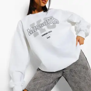 Snygg oversized sweatshirt från boohoo, aldrig använd och lappen kvar, säljer pga att jag inte gilla hur den satt på mig! Buda i kommentarerna från 150 kr, köpare står för frakt!