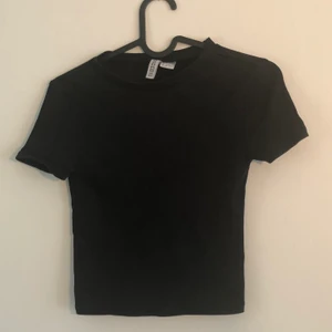 T-shirt  - Svart T-shirt i 95% bomull och 5% elastine.