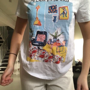 T-shirt  - T-shirt ifrån hm som aldrig är använd, därav lappen kvar. Storlek xs 