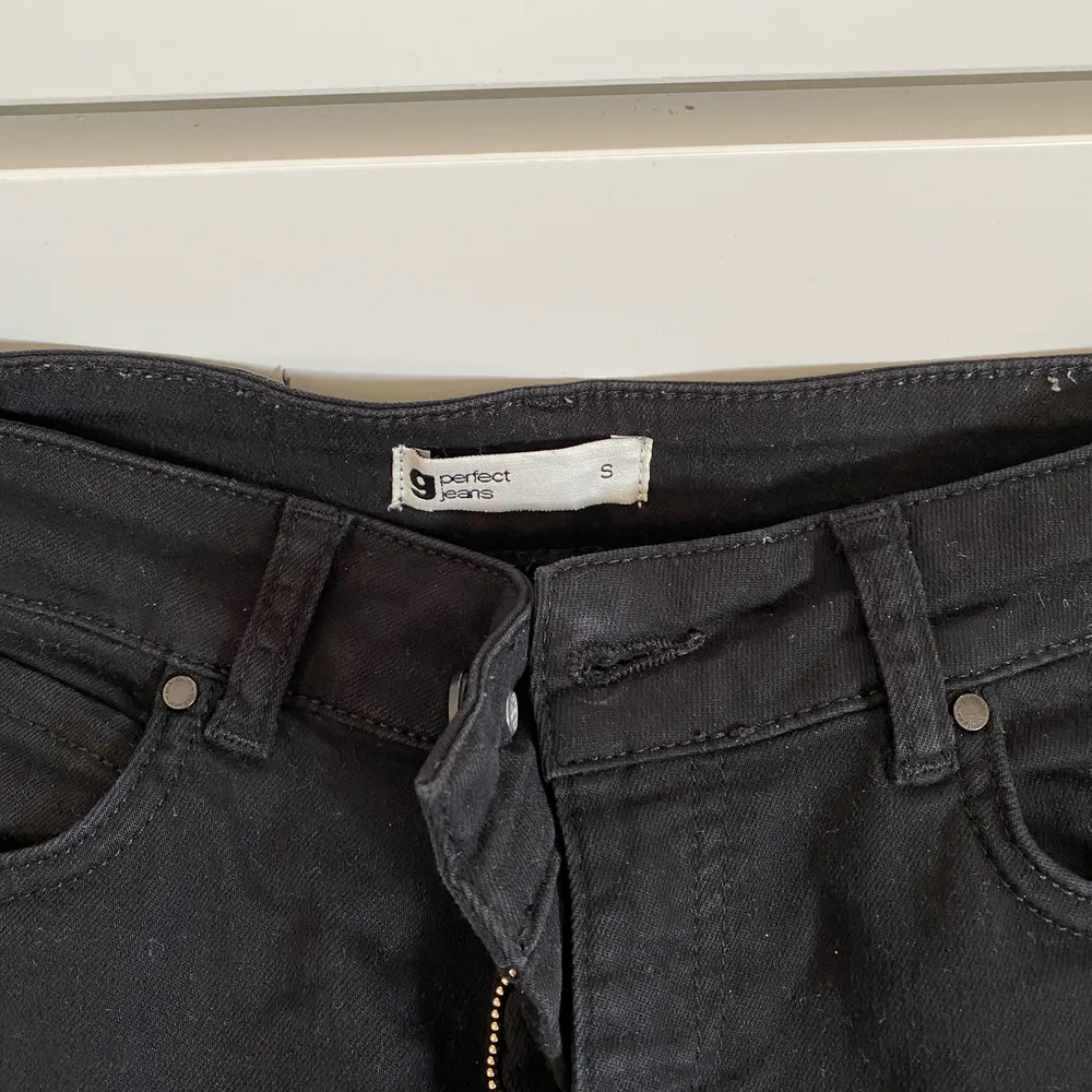 Bootcut byxor svarta med hål i knäna . Jeans & Byxor.