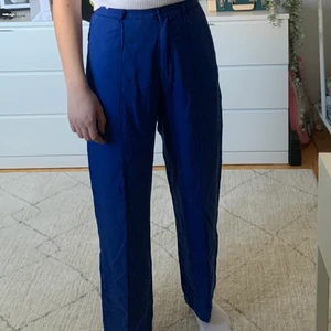 Junkyard kostymbyxor - Ett par blåa kostymbyxor från Junkyard! Säljer pga för små i midjan för mig, endast använda en gång. Storlek S. Nypris 500kr. Jag säljer för 200kr inklusive frakt.