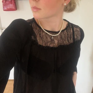 Zara blus - Säljer en helt oanvänd zara blus i storlek S! blusen är svart och lite genomskinlig men volang ärmar, och jag säljer blusen då den aldrig kom till användning! 💖💕