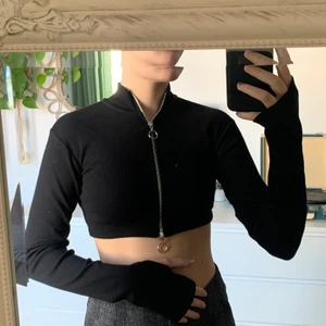 Topp från collusion - Snygg festtopp från collusion! Knappt använd. Tumgrepp på ärmarna. Storlek 36/S. 100 kr inklusive frakt.