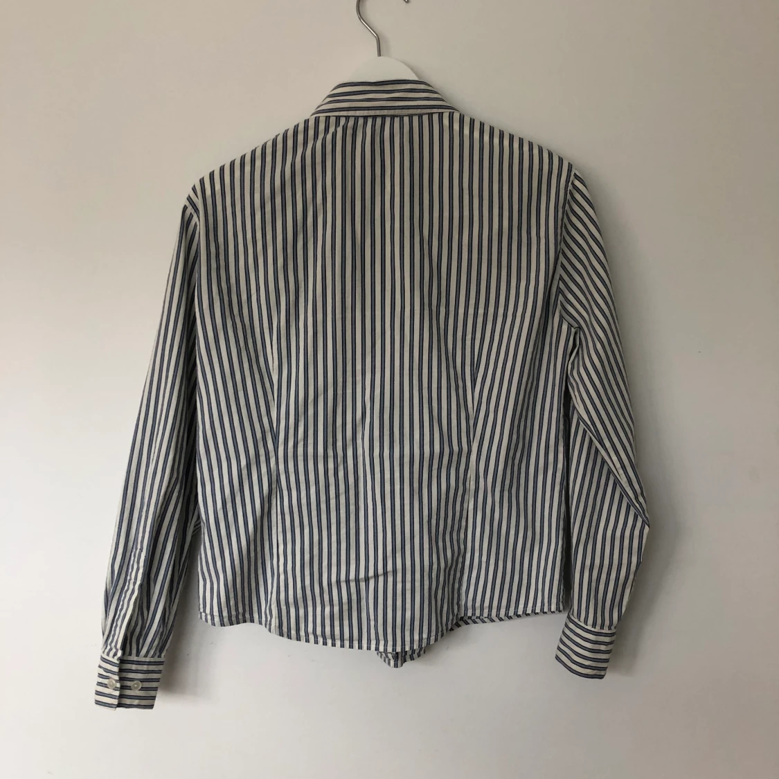 Blå/vit randig skjorta  - 90