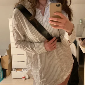 Skjorta - Skitsnygg skjorta!! Säljer endast för behöver pengar 🥺 kan användas både som skjorta men även som skjortklänning. Perfekt att ha i vår och sommar! 