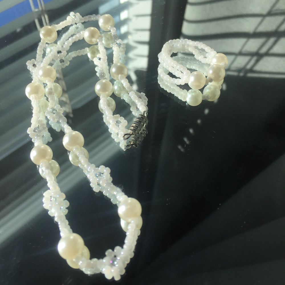 Pärlhalsband och ringen. 2 för 50. Ringen själv kostar 20kr, halsbandet 40kr. Ringen görs efter kundens mått, halsbandet är 38,5 cm. 🎀💞. Accessoarer.