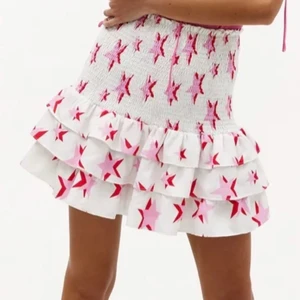 Kjol - Helt ny kjol aldrig använd med prislappen kvar. Den är storlek S men skulle passa en S-L då den är super stretchig. Budgivning i kommentarerna från 100💜💜