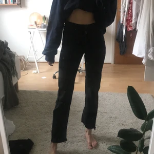 Jeans Carin Wester XS - Säljer dessa jeans i rak modell från Carin Wester pga att de tyvärr inte används av mig längre. Jag är 1.68 lång och bär XS/34 i jeans i vanliga fall. Kan skickas och då tillkommer frakt på 66kr ✨