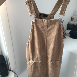 Manchester mönstrad klänning - Superfin Manchestermönstrad hägsleklänning från Bershka! Aldrig använd, med prislapp kvar! Köpt för 250kr! Hör av er vid frågor!