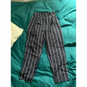 Kostymbyxor  - Mörkblåa randiga kostymbyxor från H&M. Endast använda fåtal gånger. Loose fit.