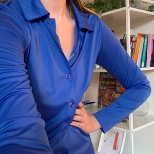 Blå satinskjorta - Superfin blus/skjorta i ett satin liknande material, från humana!