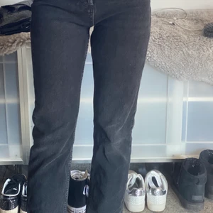 zara jeans - svart/grå jeans från zara i stl 32. knappt använda