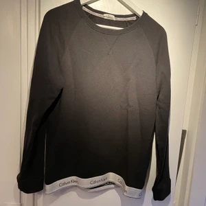 Calvin tröja - Calvin tröja med cool design, bra skick strl S