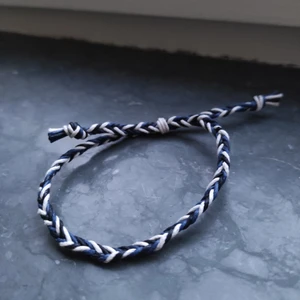 Egen tillverkat armband - Här har vi ett armband jag själv har gjort. Den sitter bra på handleden och är justerbart. Den är 27 cm som mest och kan bli hur liten som helst. Min handled som agerar modell är 15 cm. Priset är inklusive frakt 🥰  jag har två exakt likadana sådana här