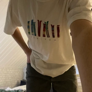 Vintage t-shirt  - Köpt på loppis för ca 2 år sen, jättesnygg oversized!